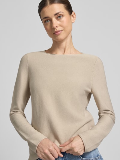 Modelka nosi Regular Fit Strickpullover aus reiner Baumwolle od Marc O'Polo, jednolity beż, dzianina, długie rękawy, widok z przodu, zbliżenie na górną część ciała.