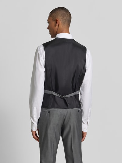 Männermodel trägt Regular Fit Weste aus reiner Schurwolle Modell 'Carlton' von CG - Club of Gents, Rückenansicht Ganzkörperansicht.