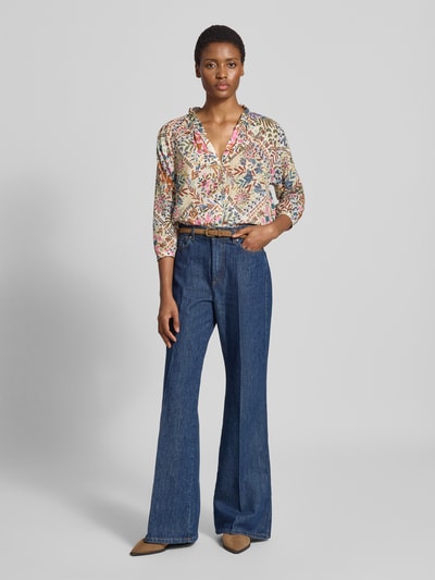 Frauenmodel trägt Relaxed Fit Bluse aus reiner Baumwolle von Smith and Soul mit floralem Allover-Print, Stehkragen und 3/4-Arm, Ganzkörperansicht von vorne.