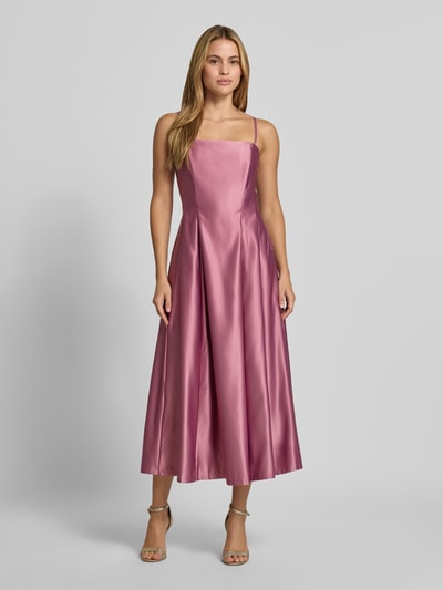 Frauenmodel trägt Abendkleid aus Satin mit Spaghettiträgern von Rinascimento in Rosa, taillierte Passform, glatte Textur, Ganzkörperansicht von vorne.