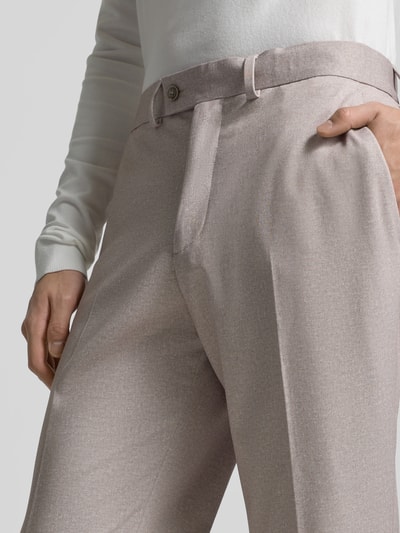 Mężczyznamodel nosi Stoffhose mit Gesäßtaschen od Christian Berg Men, prosty krój, zakładki, kieszenie francuskie i z tyłu, szary odcień, zapięcie na guzik i zamek, szerokość w rozmiarze 50: 35 cm, długość nogawki od wewnątrz: 82 cm, zbliżenie na górną część spodni