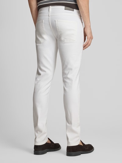 Männermodel trägt Slim Fit Jeans mit Eingrifftaschen von Lindbergh, weiß, Baumwoll-Elasthan-Mix, Ganzkörperansicht Rückansicht. Bundweite 40 cm, Innenbeinlänge 78 cm, Knopf-Reißverschluss.