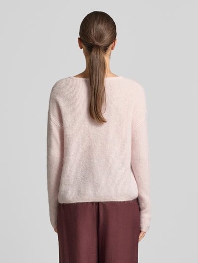 Frauenmodel trägt Strickjacke aus Alpaka-Mix von MOS MOSH in Hellrosa mit lockerer Passform und gerippten Abschlüssen, Ganzkörperansicht Rückansicht.