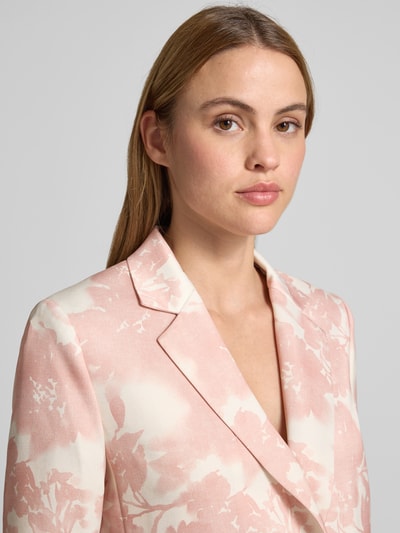Frauenmodel trägt Blazer mit Pattentaschen und Reverskragen von Jake*s Collection in Rosa mit weißem Blumenmuster, Nahaufnahme Oberkörper, Gerader-Schnitt, Knopfverschluss, Rückenlänge 67 cm, Brustweite 50 cm, Ärmellänge 62 cm, Größe 36.