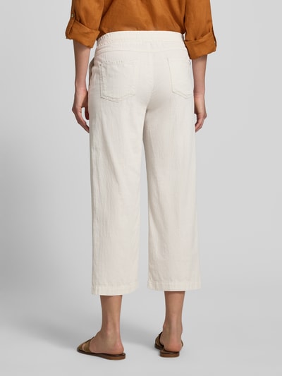 Frauenmodel trägt Culotte mit französischen Eingrifftaschen Modell 'Linn' von Angels, Reine Baumwolle, Loose-Fit, Ganzkörperansicht Rückansicht.