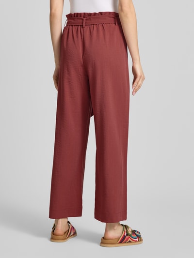 Frauenmodel trägt Regular Fit Bundfaltenhose aus Viskose-Mix Modell 'MARSA' von Only, Optik: Unifarben, Ganzkörperansicht Rückansicht.