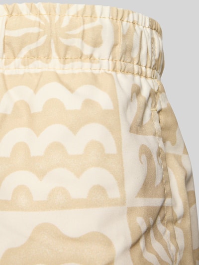 Produktfoto, Badehose mit Allover-Muster Modell 'PRINT' von Only & Sons in Beige und Weiß mit grafischem Muster, elastischem Bund und Seitentasche.