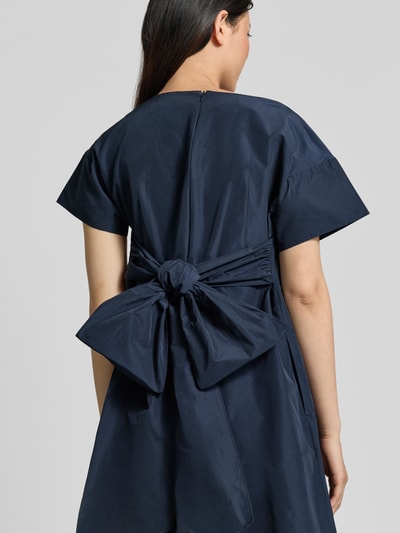 Frauenmodel trägt Fließendes Freizeitkleid mit Baumwoll-Anteil Modell 'PIOPPO' von Weekend Max Mara in Schimmernd-Optik, Passform: fließend, U-Boot-Ausschnitt, Applikation: Taillengürtel, Verschluss: Nahtreißverschluss, Ärmelform: Kurzarm, Materialverarbeitung: Popeline, Material-Mix; Ganzkörperansicht Rückansicht.