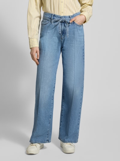 Frauenmodel trägt Wide Leg Jeans mit Bindegürtel von Christian Berg Woman, hellblaue Farbe, Längsnähte, Gesäßtaschen, Nahaufnahme Unterkörper.