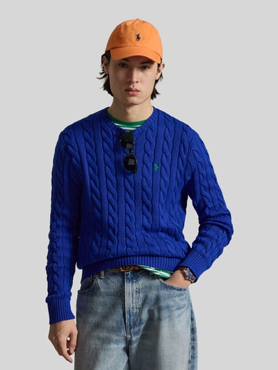 Męski model nosi Regular Fit Strickpullover aus reiner Baumwolle od Polo Ralph Lauren, jednokolorowy, dzianina w warkocze, detal z logo, okrągły dekolt, długi rękaw, zakończenia prążkowane, dzianina z bawełny, Ganzkörperansicht von vorne