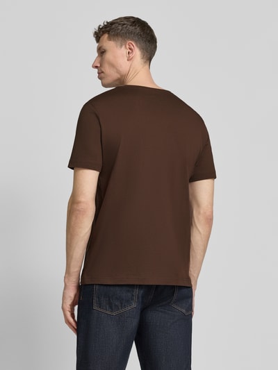 Männermodel trägt T-Shirt mit Rundhalsausschnitt und Label-Stitching von Fynch-Hatton in Braun, Reine Baumwolle, Regular-Fit, Rückenlänge 71 cm, Ganzkörperansicht Rückansicht.