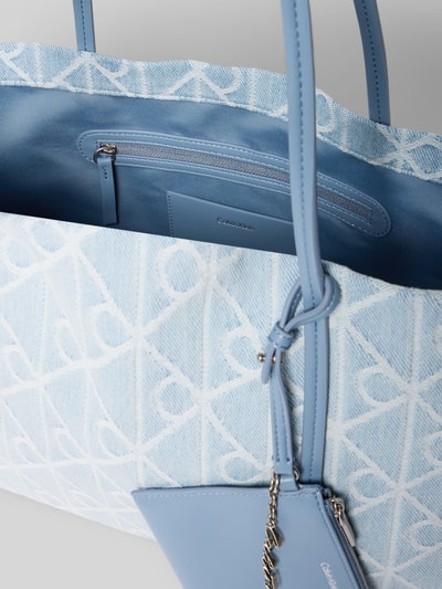 Produktfoto, Shopper aus Baumwolle mit Logo-Muster von CK Calvin Klein, hellblau-weiß, Tragehenkel, Innentasche mit Reißverschluss, strukturierte Textur