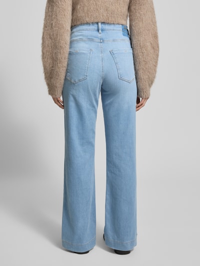 Frauenmodel trägt Flared Jeans mit elastischem Bund Modell 'MAINE' von Brax aus Baumwoll-Mix mit Stretch-Anteil, Ganzkörperansicht Rückansicht.
