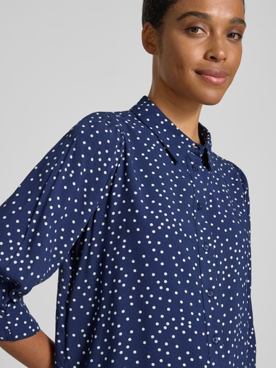 Frauenmodel trägt Regular Fit Bluse aus Viskose mit 3/4-Arm Modell 'Bono' von LOLLYS LAUNDRY, dunkelblau mit Allover-Look und weißen Punkten, Hemdblusenkragen und Knopfleiste, reine Viskose, Nahaufnahme Oberkörper.