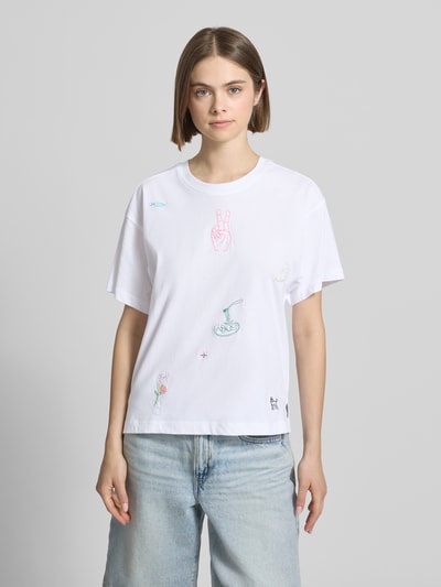 Frauenmodel trägt Damen T-Shirt Regular Fit mit Stickerei, Optik: Unifarben, reine Baumwolle, Modell 'EMMINA' von Only, Ganzkörperansicht von vorne.