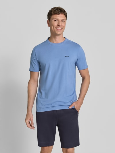 Männermodel trägt Regular Fit T-Shirt aus Baumwoll-Mix Modell 'TEE' von BOSS Green, unifarben, Label Print, Rundhals, kurzarm, Ganzkörperansicht von vorne