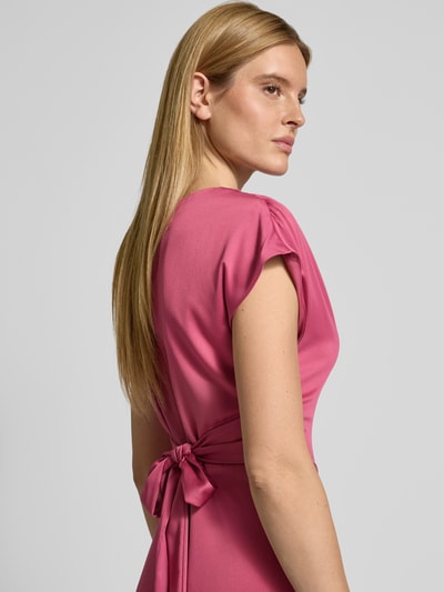 Kobiece modelka nosi Relaxed Fit Midikleid mit Stoffband od Christian Berg Cocktail, różowy satynowy materiał, krótki rękaw, detal na plecach, półprofil, zbliżenie na górną część ciała