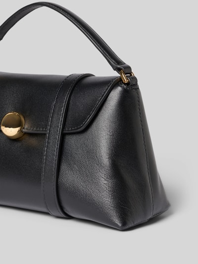 Produktfoto, Umhängetasche mit Label-Detail Modell 'SFERA' von FURLA in Schwarz, glatte Struktur, Hauptfach mit Umschlag und Druckknopfverschluss, Schultergurt, Maße: Breite 22 cm, Länge 14 cm, Tiefe 9 cm, Riemenlänge 110 cm.