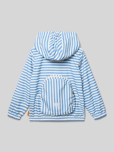 Mädchen trägt Jacke mit Kapuze und rückseitiger Reißverschlusstasche von Steiff, blau-weiß gestreift, Gerader-Schnitt, Motiv-Stitching, elastische Ärmelabschlüsse, Label-Detail, Rückseitige Reißverschlusstasche, rückseitiger Motiv-Print, Ganzkörperansicht Rückansicht.
