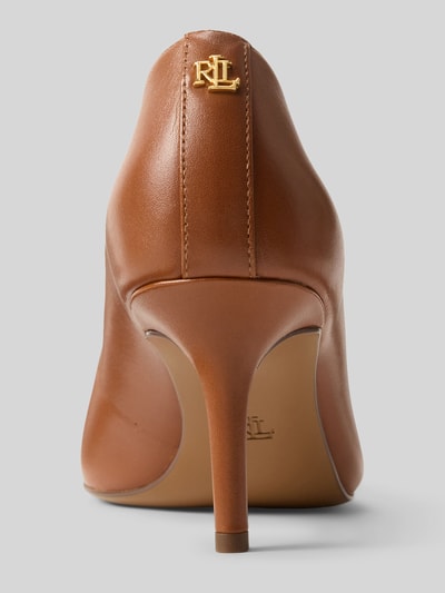 Produktfoto, Pumps aus echtem Leder von Lauren Ralph Lauren in Braun, glattes unifarbenes Glattleder, spitze Schuhspitze, Pfennigabsatz, Metall-Logo, glatte Sohle