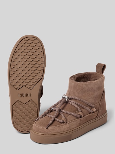 Produktfoto, Boots aus echtem Leder mit Logo-Detail von INUIKII in Braun, abgerundete Passform, profilierte Sohle, Damenmodell, Kontext: Damen Boots von INUIKII, Echtes Leder, Abgerundete Passform, Logo-Detail, Leicht profilierte Sohle, Absatzhöhe bei Größe 40: 3 cm, Schafthöhe bei Größe 40: 11 cm, Schaftweite bei Größe 40: 11 cm