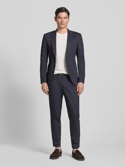 Männermodel trägt Sakko mit Reverskragen Modell 'Dallas' von JOOP! Collection, Baumwoll-Mix, Regular-Fit, Ganzkörperansicht von vorne