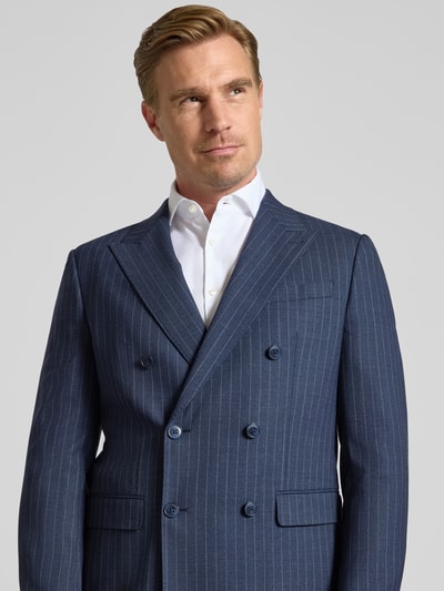 Männermodel trägt Sakko aus Schurwolle-Mix mit Pattentaschen von HECHTER PARIS, regular fit, Reverskraag, met dubbele rij knopen, Paspelzak op de borst, Klepzakken, scheerwolmix met stretch, kleur blauw met fijne strepen, textuur glad, Ganzkörperansicht von vorne