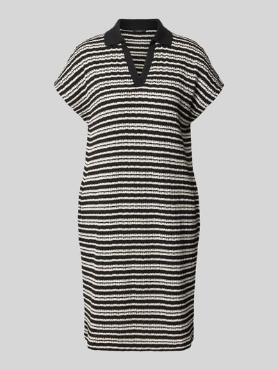 Produktfoto, Relaxed Fit Kleid in Strick-Optik Modell 'Wary' von OPUS mit Material-Mix und Baumwoll-Anteil, schwarz-weißes Streifenmuster, Tunika-Ausschnitt, Umlegekragen, knielang, kurzärmelig.