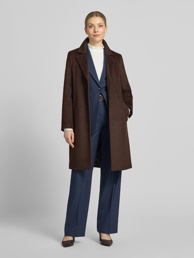 Frauenmodel trägt Regular Fit Mantel mit Woll-Anteil von s.Oliver RED LABEL, braun, mit glatter Textur, Ganzkörperansicht von vorne