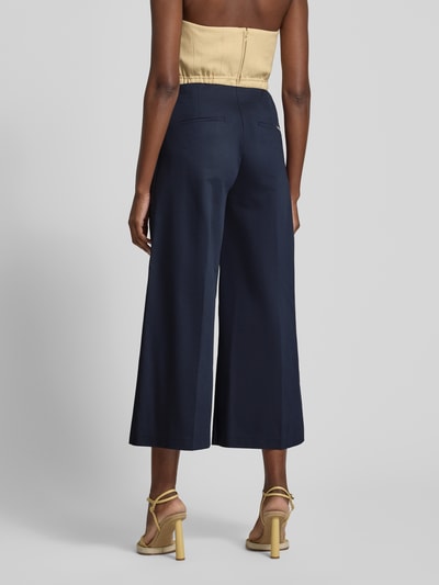 Frauenmodel trägt Culotte mit Eingrifftaschen Modell 'Jenny' von TONI, dunkelblauer Baumwoll-Mix, Wide Leg, Bügelfalten, Ganzkörperansicht Rückansicht.
