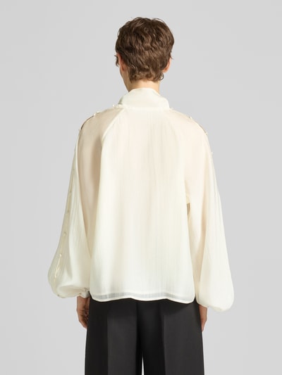 Frauenmodel trägt Blusenshirt aus Lyocell-Mix mit Schal von Copenhagen Muse in Creme, Relaxed Fit, glatte Textur, Rückansicht Ganzkörperansicht.