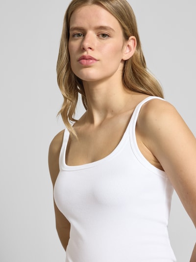 Frauenmodel trägt Tanktop in Ripp-Optik Modell 'MOLLY' von Topshop, Baumwoll-Elasthan-Mix, Slim-Fit, weiß, Nahaufnahme Oberkörper. Rückenlänge bei Größe S: 38 cm.