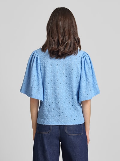 Frauenmodel trägt Blusenshirt mit Lochstickerei Modell 'KIONA' von FREE/QUENT in Blau, Material-Mix mit Stretch-Anteil, Regular-Fit, Rückenlänge 55 cm, Ärmellänge 33 cm, Ganzkörperansicht Rückansicht.