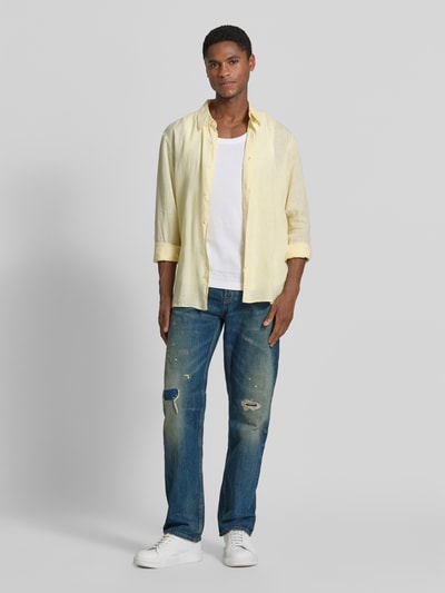 Männermodel trägt Regular Fit Straight Jeans aus reiner Baumwolle Modell 'DOVER' von Tommy Hilfiger, blauwe tinten, ganzkörperansicht von vorne, heren straight fit jeans van Tommy Hilfiger