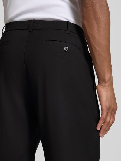 Männermodel trägt Straight Fit Shorts mit Eingrifftaschen von JAKE*S STUDIO MEN in Schwarz, glatte Textur, Detailaufnahme Rückansicht.