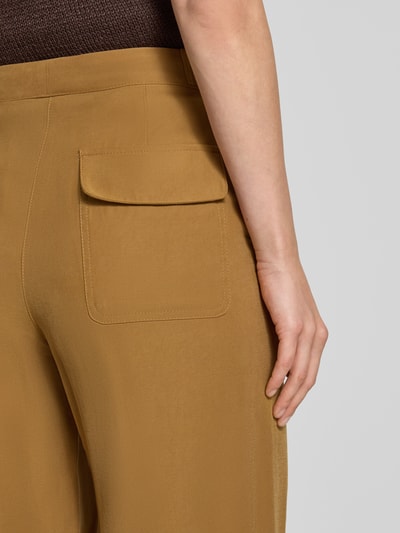 Kobieta nosi spodnie Weite Hose mit Modal-Mix od Jake*s Casual w kolorze karmelowym, gładka tekstura, zbliżenie tylnej kieszeni, detal.