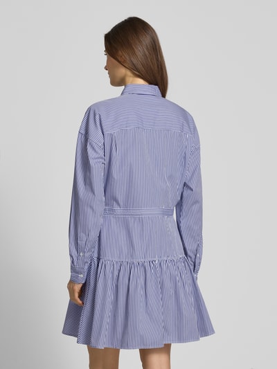 Frauenmodel trägt Tailliertes Blusenkleid aus reiner Baumwolle von Polo Ralph Lauren, gestreift, Two Tone, Mini-Länge, Popeline, Ganzkörperansicht Rückansicht.