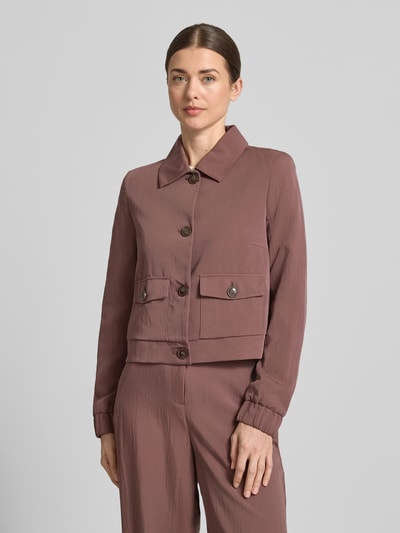 Frauenmodel trägt Blazer mit Pattentaschen und Knopfleiste von Christian Berg Woman Selection, Viskose-Mix, matte Struktur, Ganzkörperansicht von vorne.