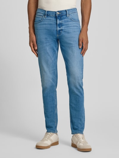 Männermodel trägt blaue Slim Fit Jeans im 5-Pocket-Design Modell 'LUKE' von Lee, aus Baumwoll-Mix, Nahaufnahme Oberkörper bis Füße.