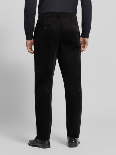 Männermodel trägt schwarze Tapered Fit Cordhose aus reiner Baumwolle Modell 'LEROY' von Selected, Herren Cordhose, Ganzkörperansicht Rückansicht.