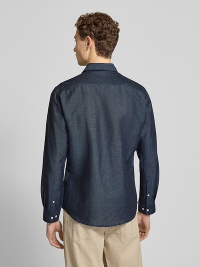 Mannenmodel draagt Regular Fit vrijetijdsoverhemd uit linnenmix van Jake*s, mix van katoen en linnen, kentkraag, knoopsluiting, ruglengte 75 cm, schouderbreedte 50 cm, mouwlengte 66 cm, ganzkörperansicht rückansicht.