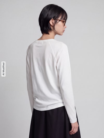 Frauenmodel trägt Relaxed Fit Langarmshirt aus reiner Baumwolle von Marc O'Polo DENIM in Weiß, glatte Textur, Ganzkörperansicht Rückansicht, KI-modifiziertes Bild