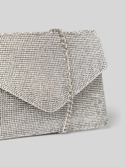 Produktfoto, Clutch mit Allover-Strasssteinbesatz Modell 'Klunker' von Jake*s Cocktail, silberfarben, Überschlag, Ketten-Optik, Magnetverschluss, Maße: 17 cm Breite, 12 cm Länge, 2 cm Tiefe, Schulterriemen 108 cm.