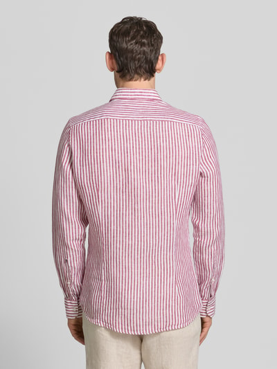 Mężczyzna model nosi Slim Fit Business-Hemd mit Kentkragen od SEIDENSTICKER z lnu, wzór na całej powierzchni, długość tyłu 76 cm, szerokość w rozmiarze 40: 40 cm, długość rękawów 76 cm, całkowity widok z tyłu