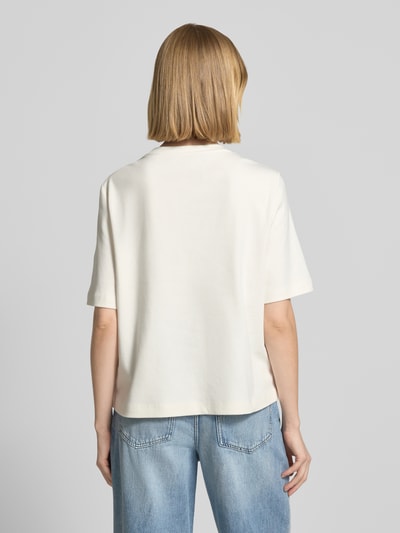 Frauenmodel trägt Relaxed Fit T-Shirt mit Ziersteinbesatz von Rich & Royal aus Reine Baumwolle, helle Farbe, Rückenlänge bei Größe S 57 cm, Ganzkörperansicht Rückansicht.