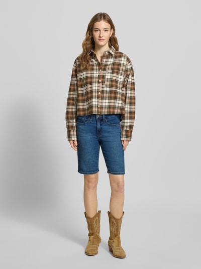 Frauenmodel trägt Regular Fit Bermuda in Denim-Optik von Levi's®, blaue Farbe, 5-Pocket-Design, Baumwoll-Mix, Ganzkörperansicht von vorne.