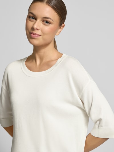 Frauenmodel trägt Regular Fit T-Shirt aus Viskose-Mix Modell 'Morla' von B.Young in Offwhite, Rundhalsausschnitt, 7/8-Arm, Nahaufnahme Oberkörper.