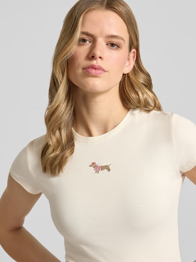 Frauenmodel trägt T-Shirt mit Motiv-Stitching und Rundhalsausschnitt von REVIEW, Baumwoll-Elasthan-Mix, Slim-Fit, Damen T-Shirt, Rückenlänge 54 cm, helle Farbe, feine Struktur, Nahaufnahme Oberkörper.