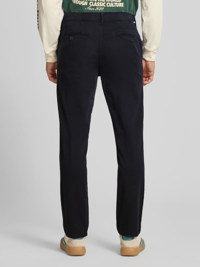 Mężczyznamodel nosi Straight Fit Chino mit Eingrifftaschen Modell 'Vance' od Jack & Jones, bawełniany miks, ciemny granat, szerokość w rozmiarze 32/32: 43 cm, długość nogawki: 67 cm, widok całej sylwetki z tyłu.