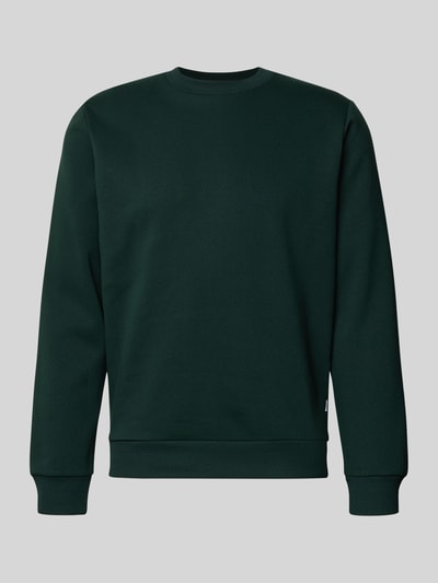 Produktfoto, Regular Fit Sweatshirt mit Baumwoll-Anteil Modell 'Bradley' von JACK & JONES in dunklem Grün, glatte Textur, lange Ärmel, Rundhalsausschnitt, gerippte Bündchen, dezentes Logo-Label, Material-Mix, klassische Form, Herren Sweatshirt